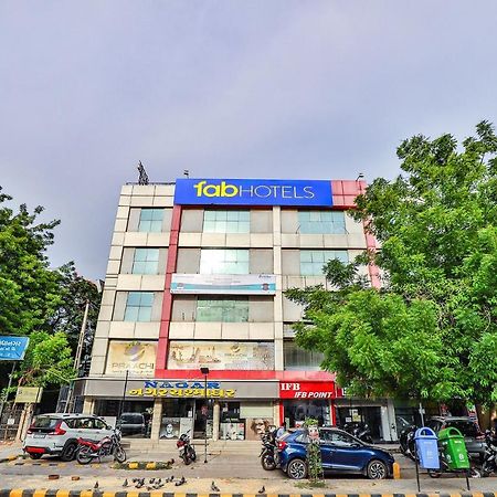 Leo Hotel Ahmedabad Exteriör bild