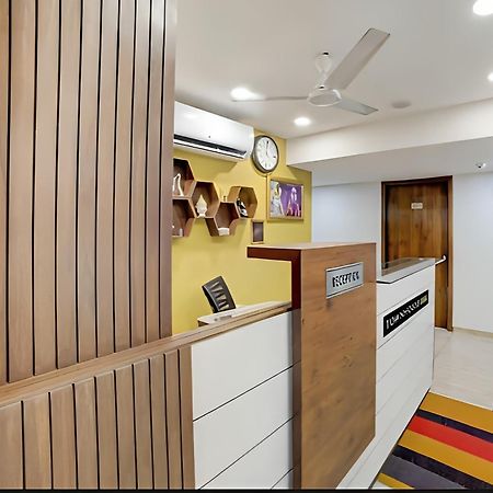 Leo Hotel Ahmedabad Exteriör bild