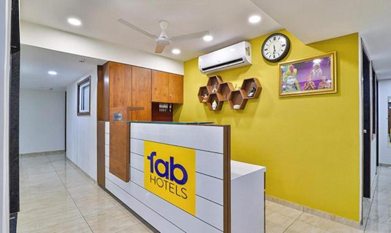 Leo Hotel Ahmedabad Exteriör bild