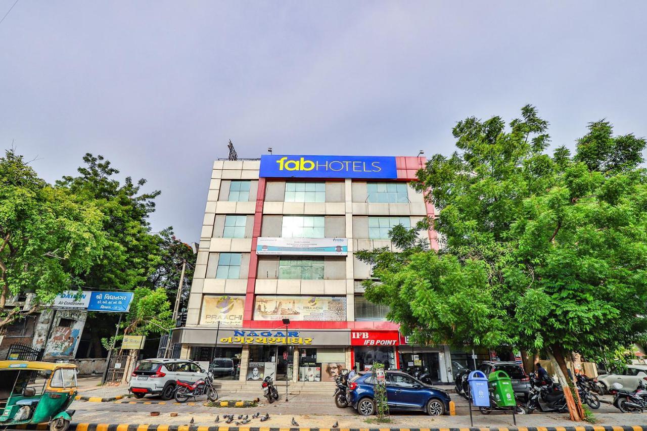 Leo Hotel Ahmedabad Exteriör bild