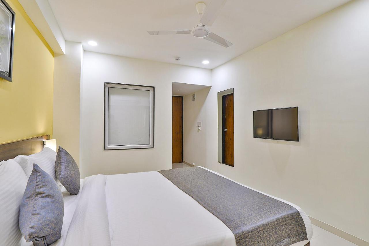 Leo Hotel Ahmedabad Exteriör bild