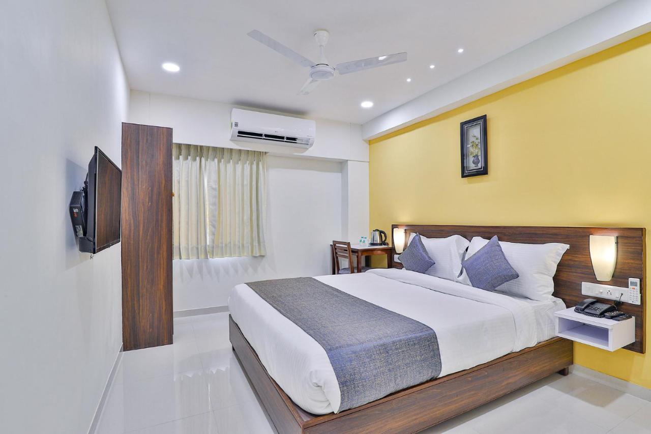 Leo Hotel Ahmedabad Exteriör bild