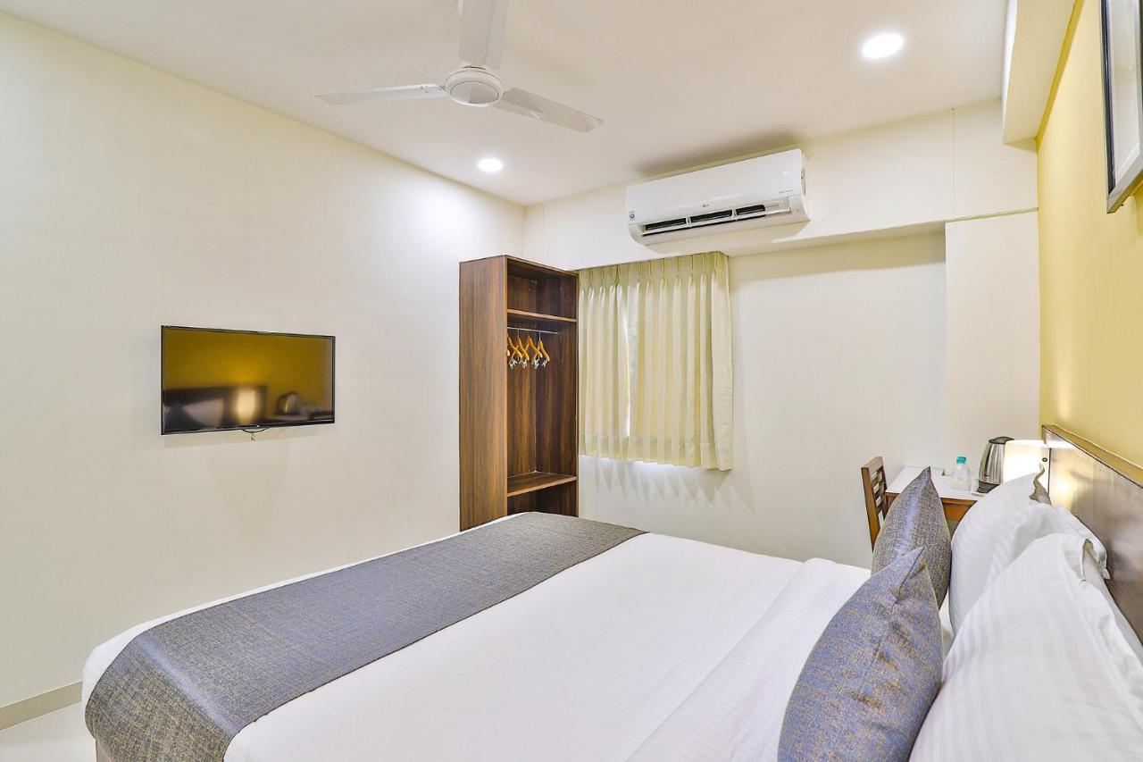 Leo Hotel Ahmedabad Exteriör bild