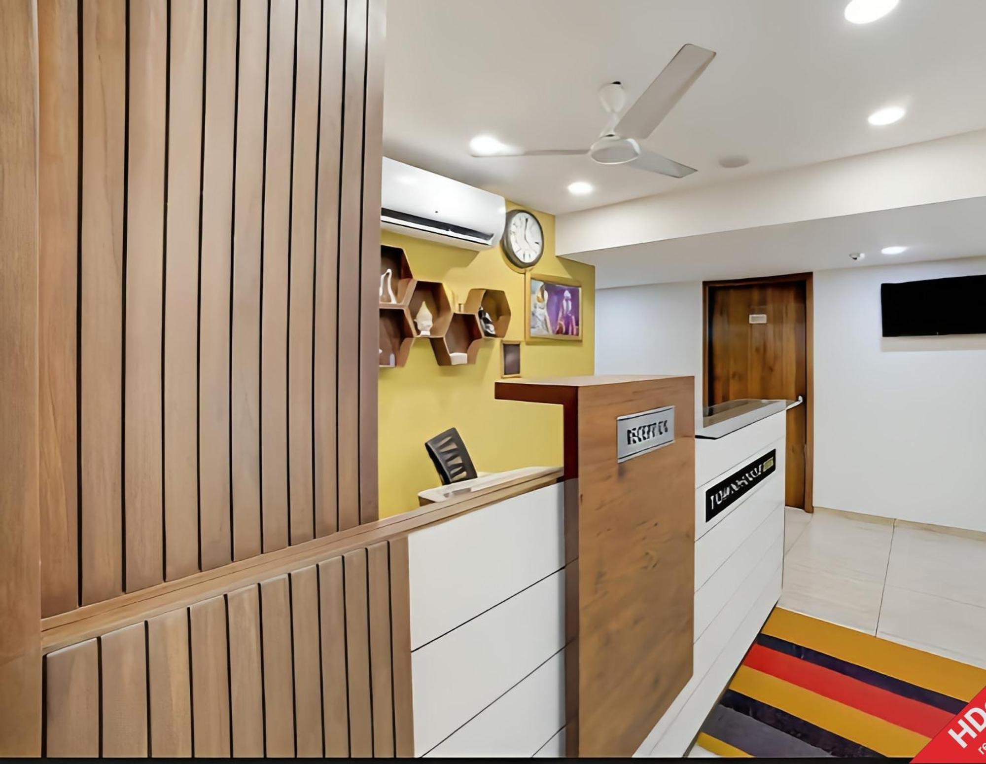 Leo Hotel Ahmedabad Exteriör bild