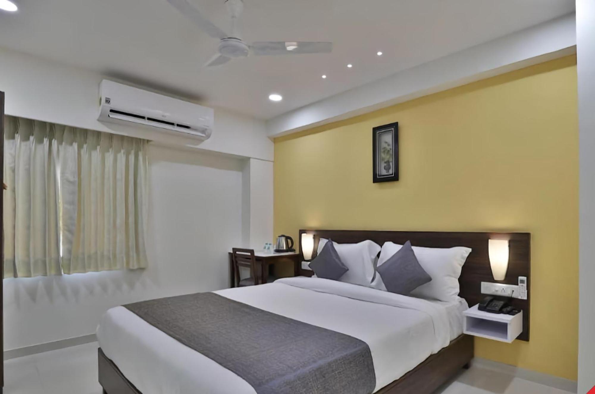 Leo Hotel Ahmedabad Exteriör bild