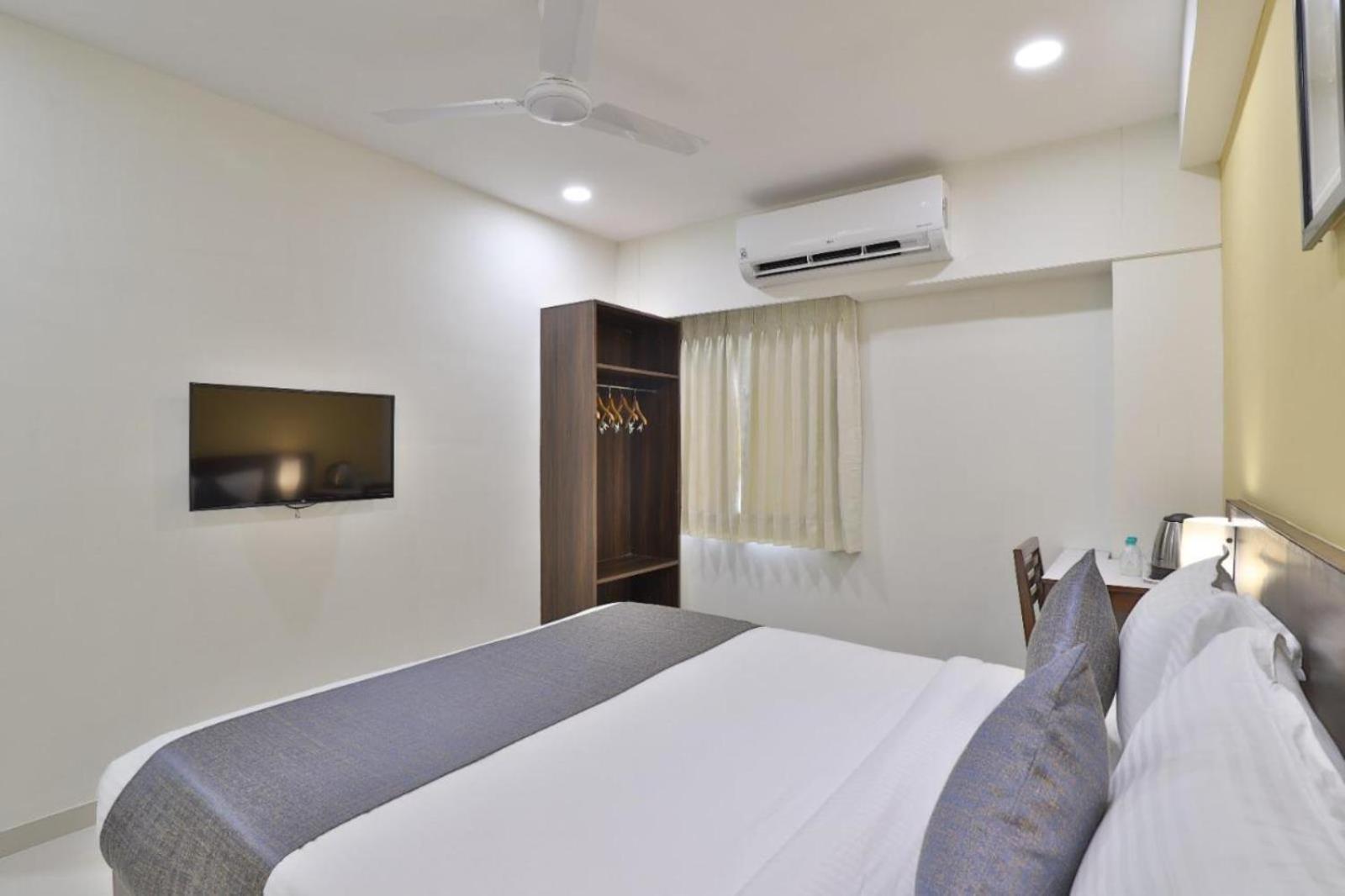 Leo Hotel Ahmedabad Exteriör bild