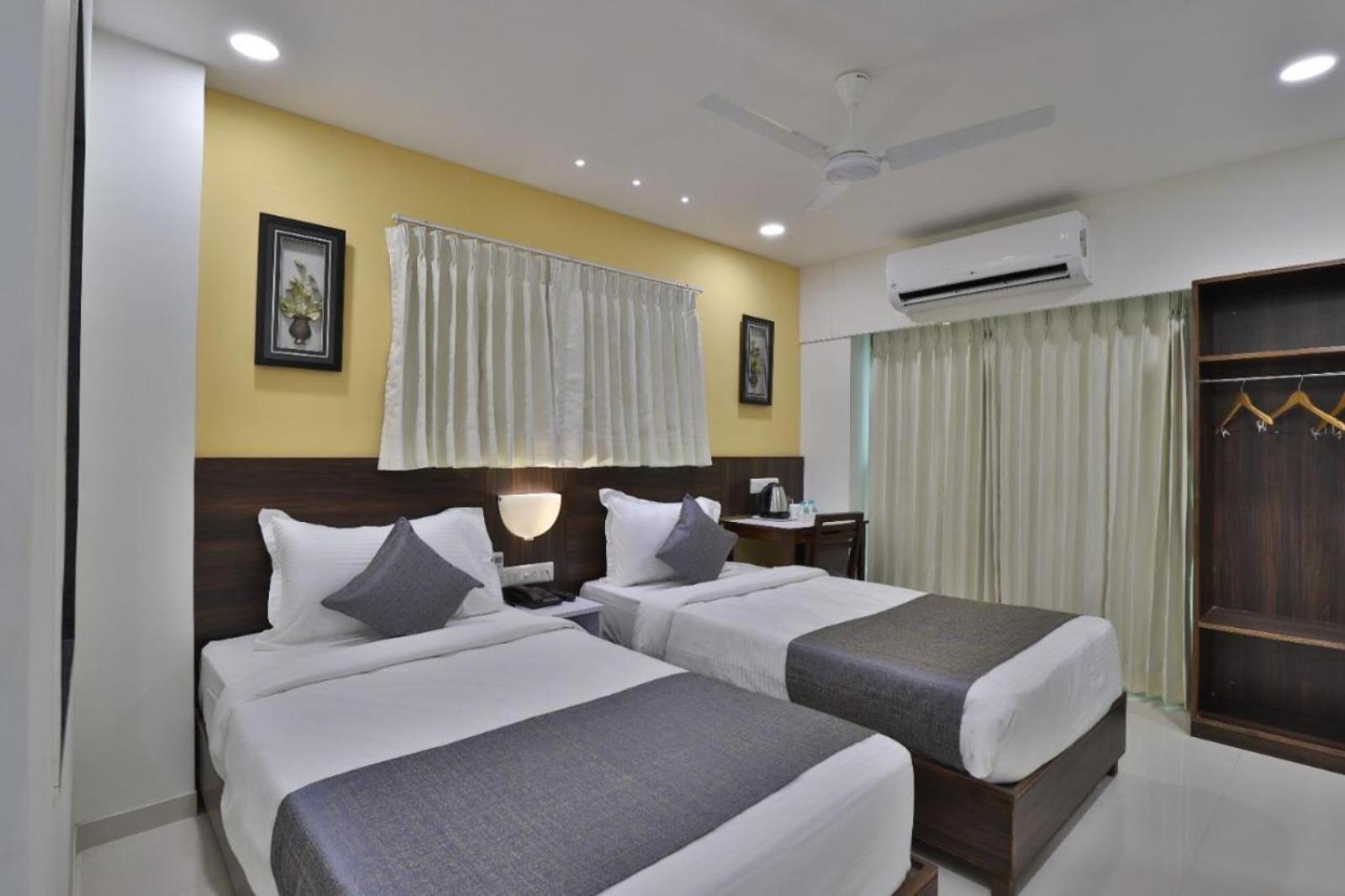 Leo Hotel Ahmedabad Exteriör bild