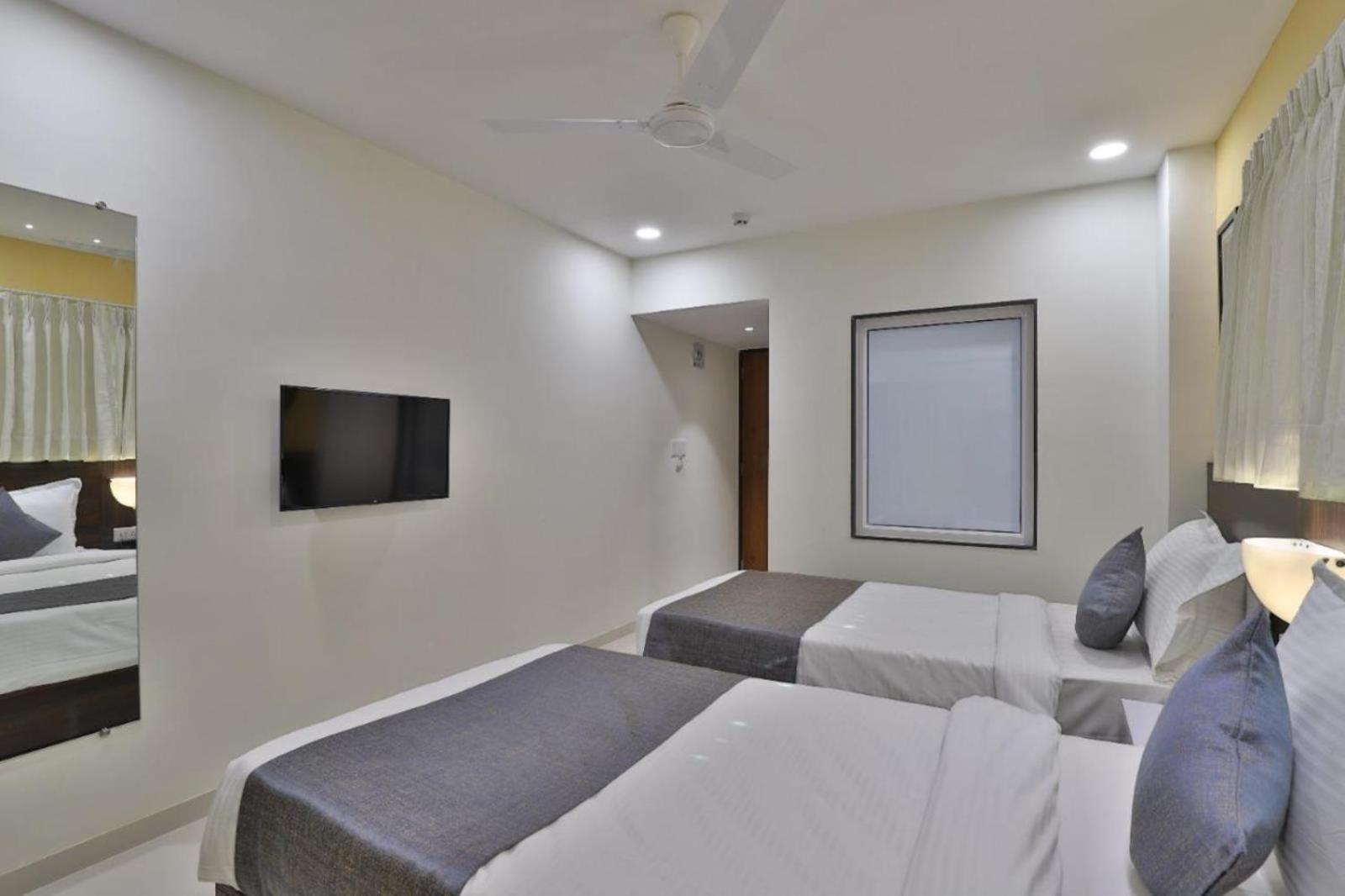 Leo Hotel Ahmedabad Exteriör bild