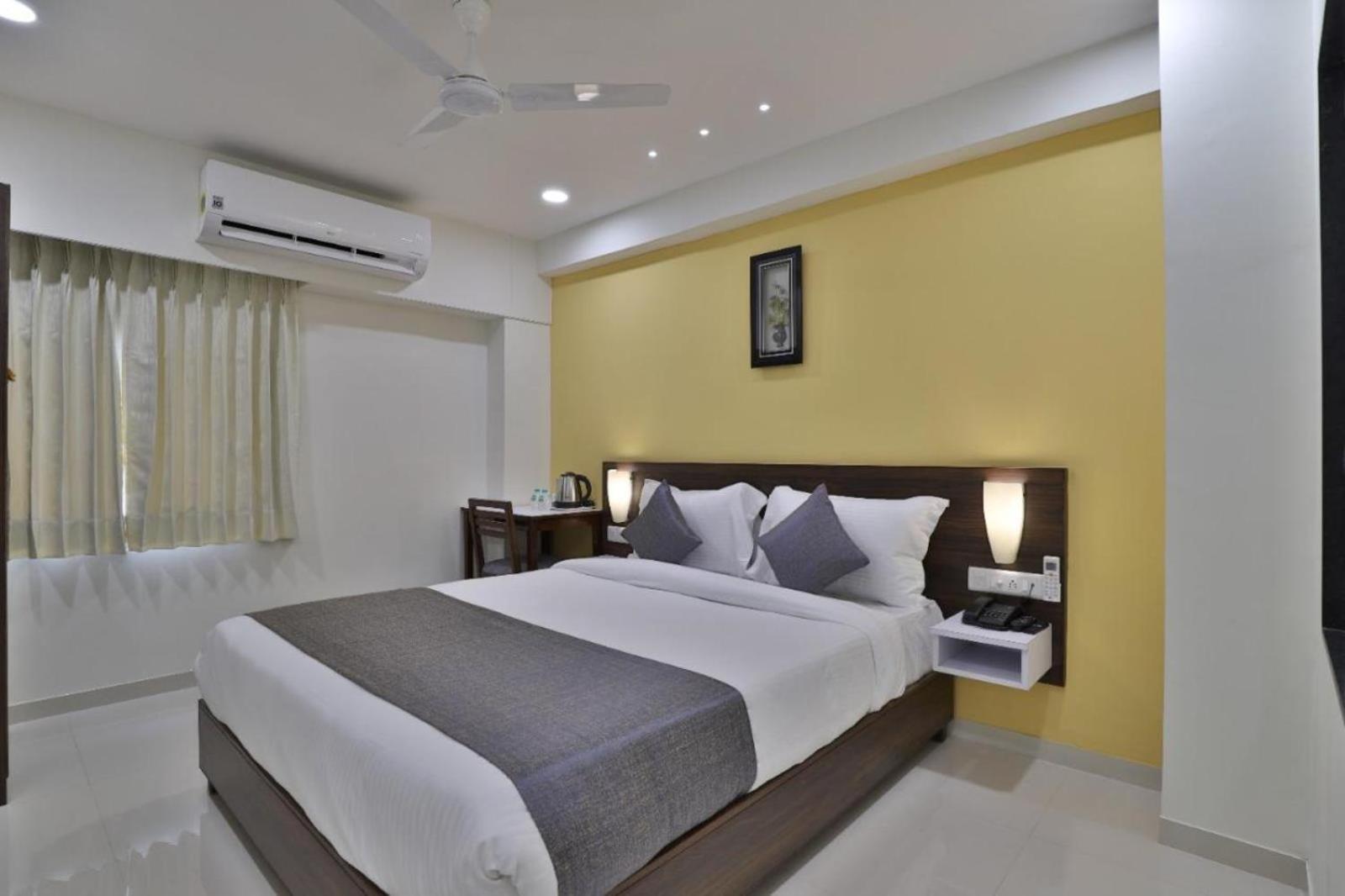Leo Hotel Ahmedabad Exteriör bild