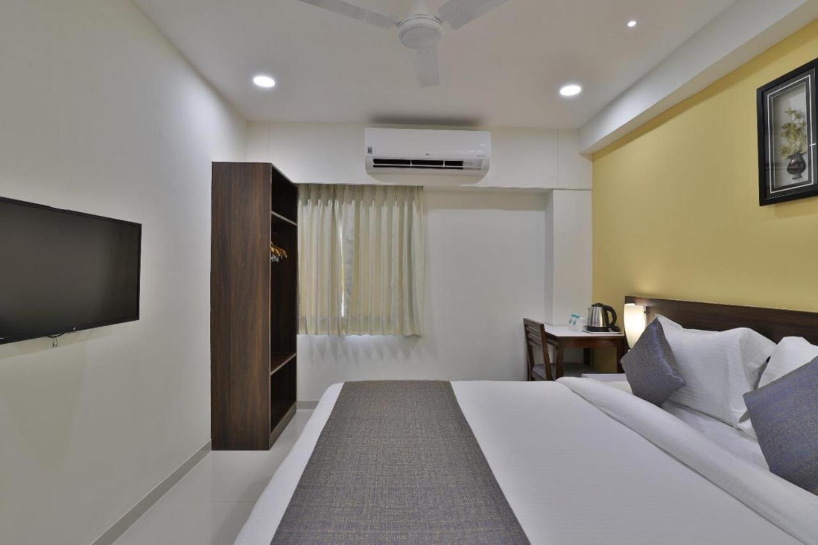 Leo Hotel Ahmedabad Exteriör bild