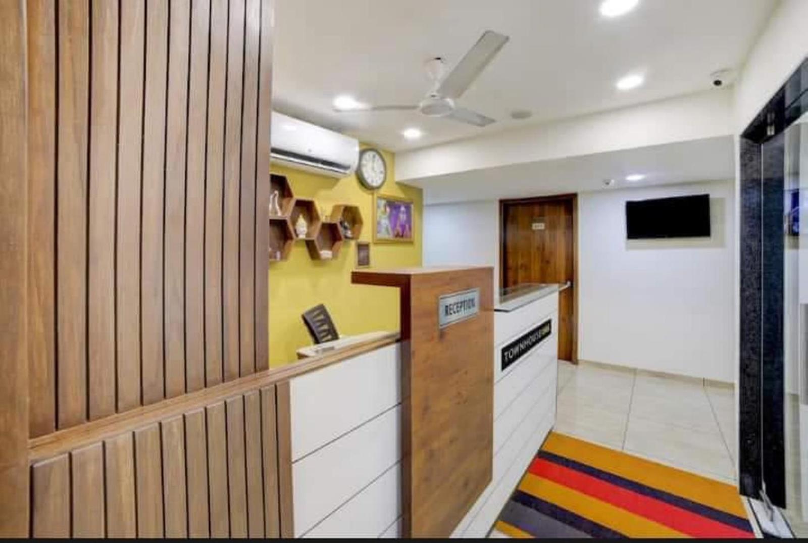 Leo Hotel Ahmedabad Exteriör bild