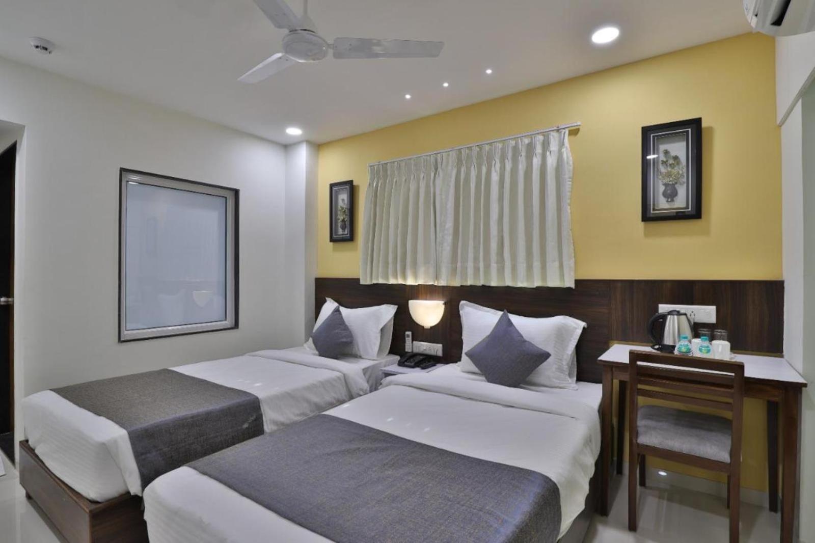 Leo Hotel Ahmedabad Exteriör bild