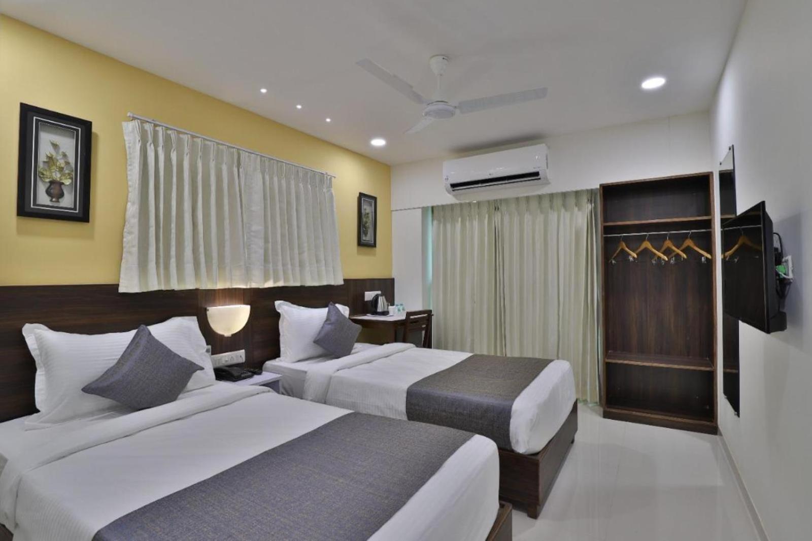 Leo Hotel Ahmedabad Exteriör bild