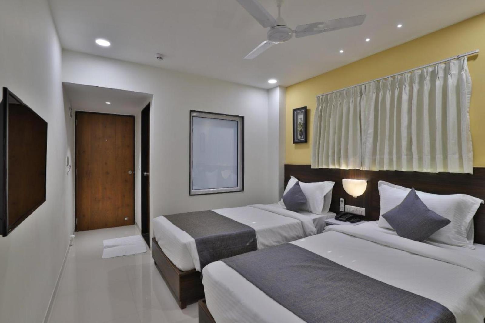 Leo Hotel Ahmedabad Exteriör bild