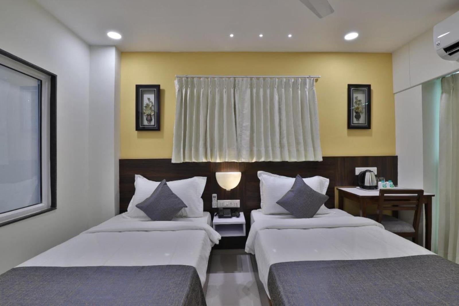 Leo Hotel Ahmedabad Exteriör bild